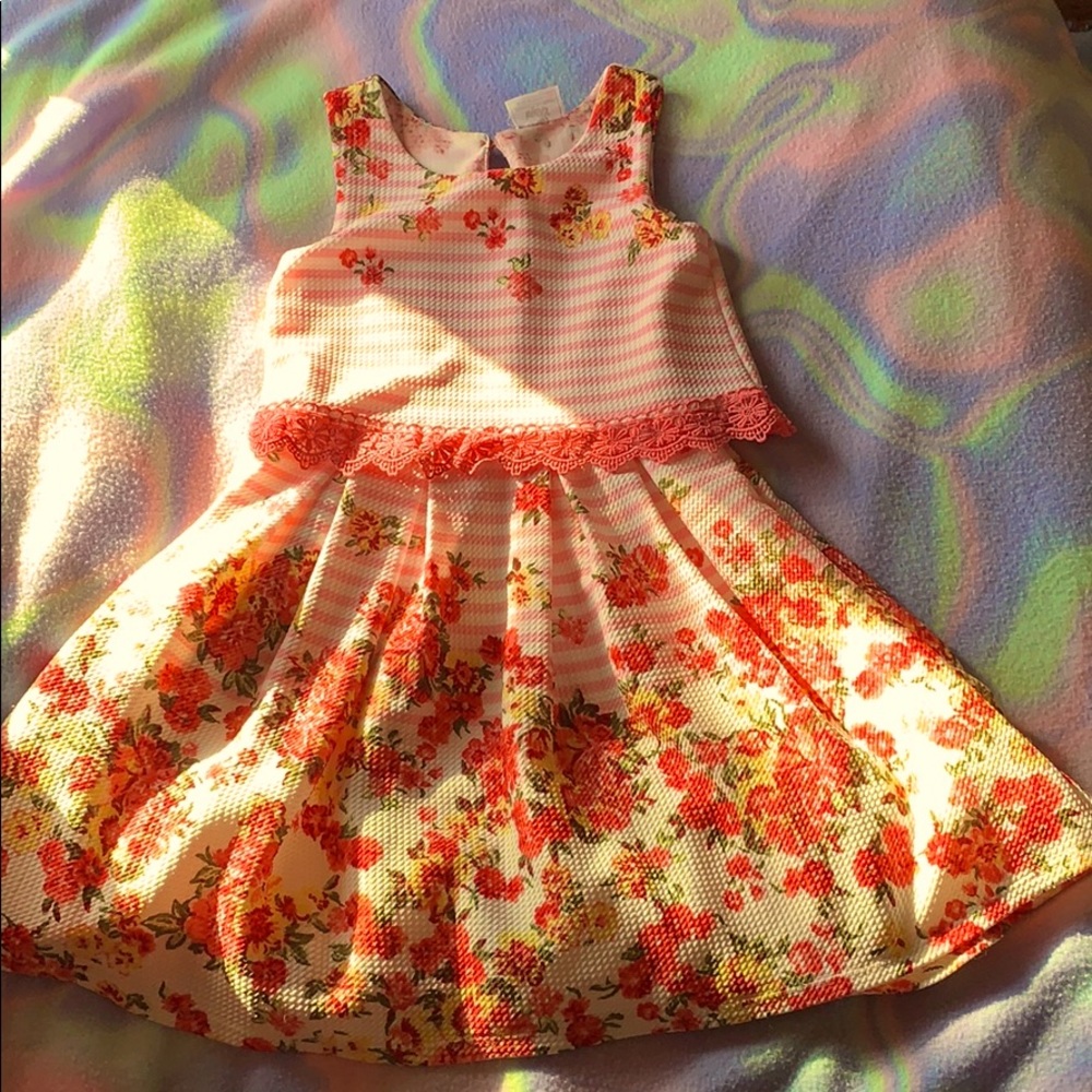 Cute pink and white dress with cute flowers 🌸